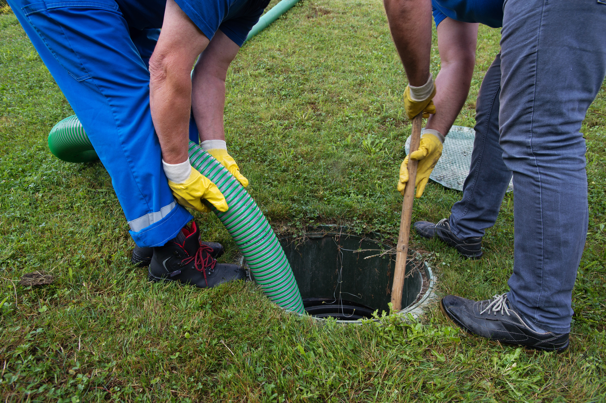 Can you pour boiling water down the drain to unfreeze pipes