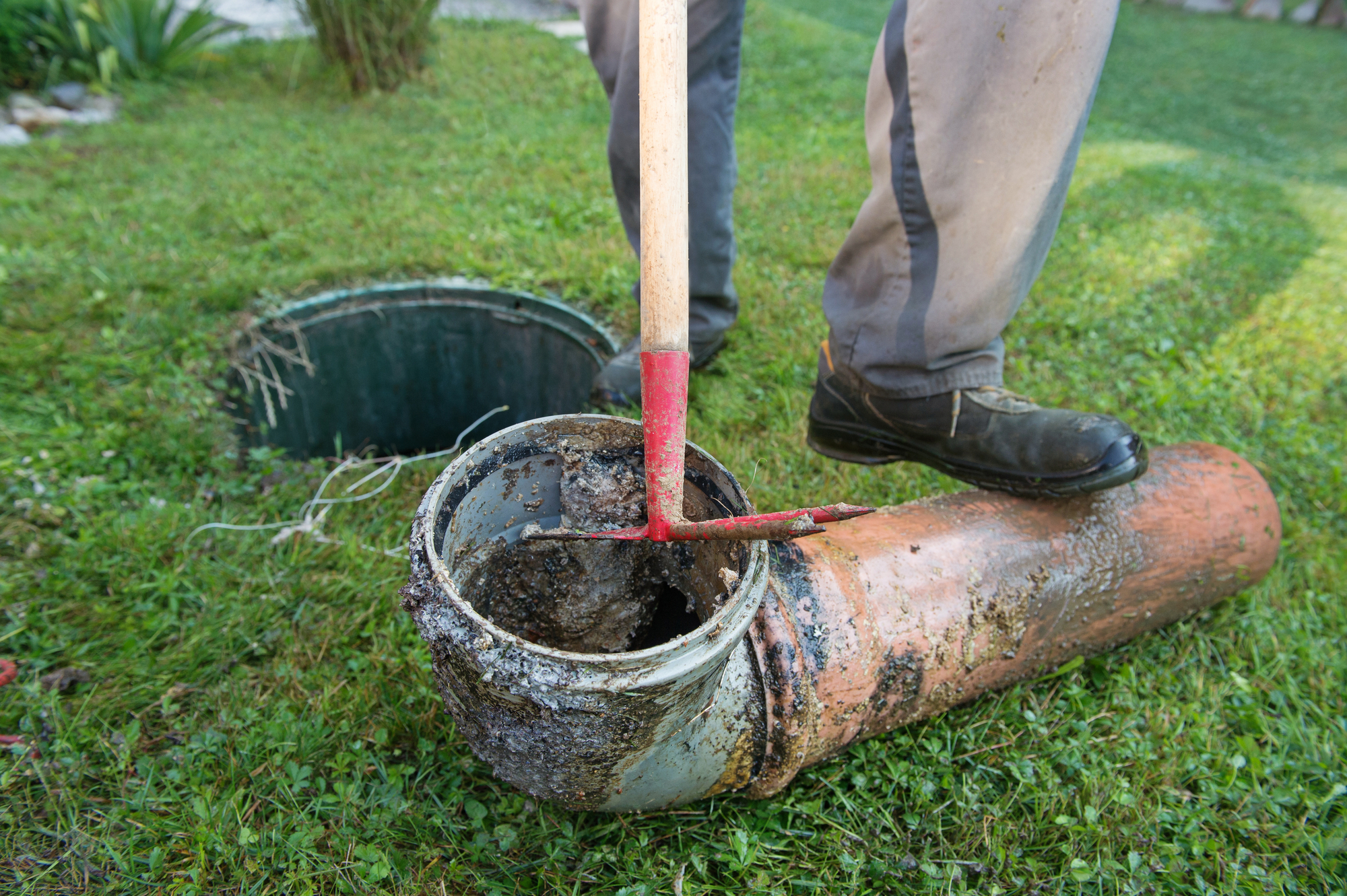 How to repair cast iron sewer pipe